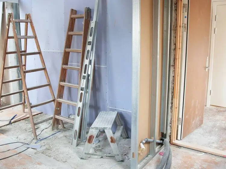 Raum während Bau- und Renovierungsarbeiten
